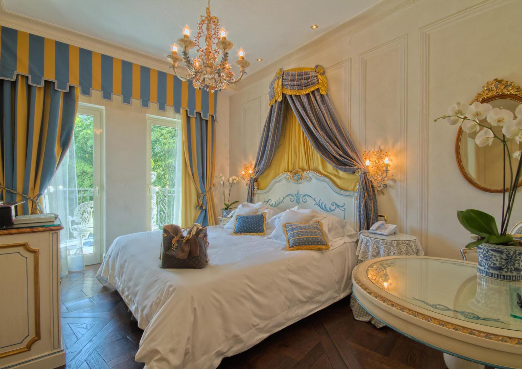 Deluxe Double Room Partial Lake View